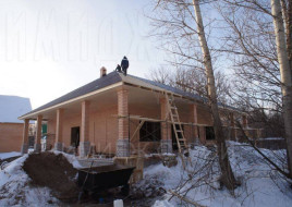 Широкий дом в лесу