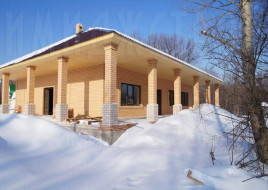 Широкий дом в лесу