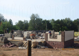 Строительство большого дома с цоколем