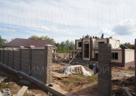Строительство большого дома с цоколем