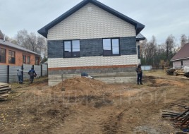 Серая "баварская кладка" в одноэтажном коттедже