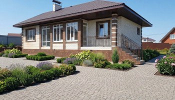 Строительство одноэтажного коттеджа из белого силикатного кирпича