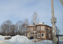 Красивый дом с эркерами