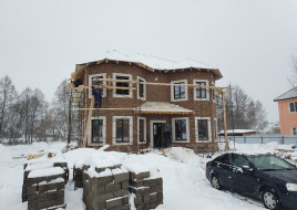Красивый дом с эркерами