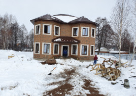 Красивый дом с эркерами