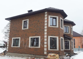 Красивый дом с эркерами