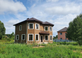 Красивый дом с эркерами