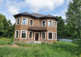 Красивый дом с эркерами