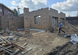 Коттедж, гараж и дом прислуги